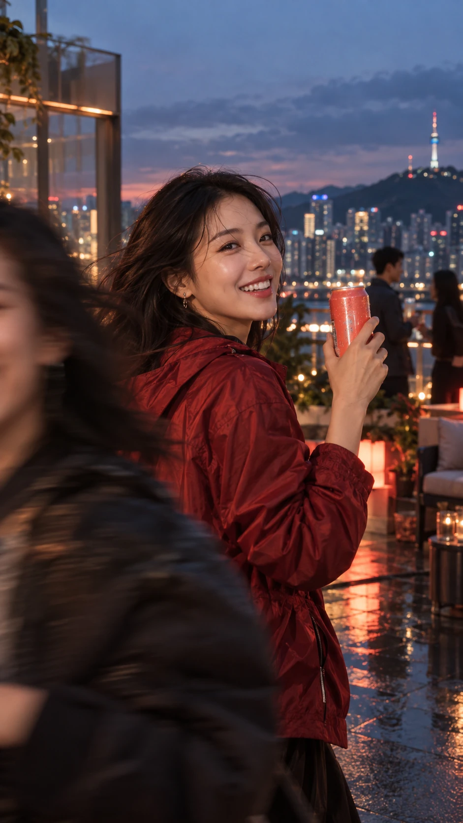 서울 야간 루프톱을 배경으로 한 세로형 음료 영상 광고 장면